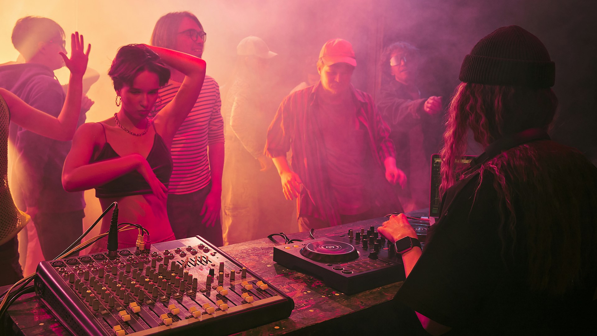 Що таке рейв: пориньте у світ музики